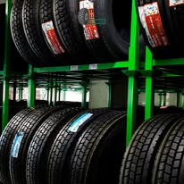 Filas de llantas en anaqueles